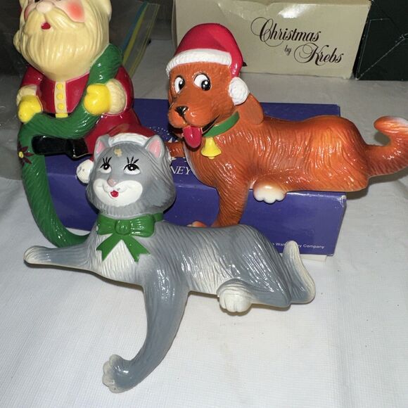 VTG Christmas Stocking Hanger Holder Santa Dog Cat Sun Hill 1980s Plastic - Picture 2 of 3